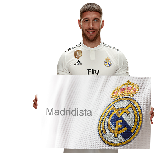 Sergio Ramos enseñando el carné de Madridista
