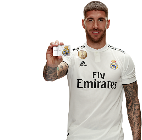 Sergio Ramos enseñando el carné de Madridista